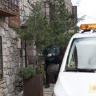 La Guardia Civil y una furgoneta forense en el establecimiento.