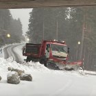 Una quitanieves trabaja para despejar la carretera.