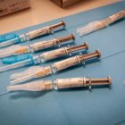 Dosis de vacuna en un centro de salud.