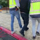 Uno de los detenidos conducido a una comisaría.