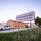 Cartel anunciador de Monteagudo, junto a la carretera.