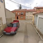 Imagen de Google Maps con el coche del detenido, con el maletero abierto, y al fondo, con un llamativo ladrillo rojo, la fachada principal de la vivienda de Manuel en la localidad de Tajueco
