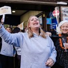 Archivo - Agraciados con el ‘Primer Premio’ del Sorteo Extraordinario de Lotería de Navidad 2023 correspondiente al número 88008 celebran su suerte en la administración Doña Manolita, a 22 de diciembre de 2023, en Madrid (España). Hoy se celebra el Sorteo.