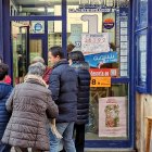 Actividad de última hora en una administración de lotería de la capital.