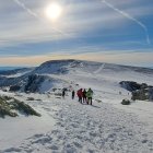 Decenas de personas desfían al frío para colocar el Nacimiento de forja en Urbión.
