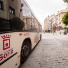 El autobús urbano en la calle Santa María.