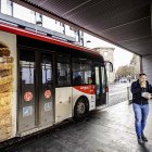 Un autobús urbano en la parada de Mariano Granados.