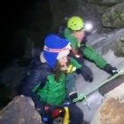El Grupo de Rescate de Montaña de la Guardia Civil auxilia a la víctima de una caída en Urbión.