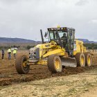 Trabajos de desbroce en la parcela del PEMA donde se instalará la empresa Maheso, dedicada a alimentos congelados.