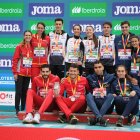 El equipo de Castilla y León con chándal rojo en el que participaron los relevistas Hugo de Miguel, María Piñera y Hamza Ardjoun .
