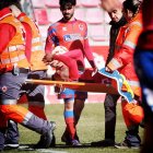 Steven Góngora en el momento de abandonar el terreno de juego en camilla.