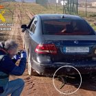Coche de los dos detenidos que quedó atascado en el barro.