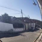 La calle se encuentra en la Barriada.