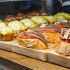 Pinchos en la barra de un bar de Soria.