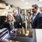 Jesús Blanco en la visita a las dependencias de Tierraquemada en Garray