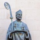 Estatua de San Pedro de Osma, de cerca.