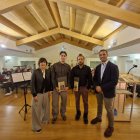 Los ganadores, flanqueados por Laura Prieto y Enrique Rubio.