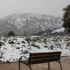 Vista de la Sierra de Santa Ana cubierta por la nieve este domingo.