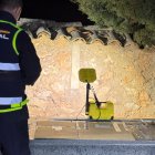 Un policía en el cementerio en el que se encontró el torso.