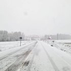 La nieve ha complicado la situación en las carreteras por la mañana pero a mediodía han mejorado mucho.