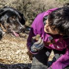 Feli Sánchez Espuelas buscando trufas en su finca.