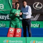 El olvegueño Rafael Revilla recogiendo el trofeo como mejor portero de la Copa del Rey de hockey sobre hierba.