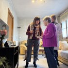 La diputada de Servicios Sociales, Laura Prieto, con un usuaria de los nuevos asistentes.