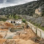 Terreno de la antigua depuradora y, al fondo, San Saturio.