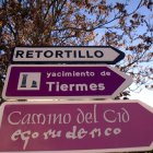Cartel indicador del Camino del Cid en un pueblo de Soria.
