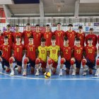 La selección española sub 16 de voleibol con los sorianos Víctor Chamarro (dorsal 17) y David Maján (dorsal 8).