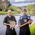Alfonso y Javier Arche posan con chorizos y un lomo junto al Duero, aún joven, una de las claves de su curación.