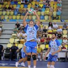 Jaime Arjones coloca un balón en un encuentro en Gran Canaria.