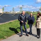 Los representantes del Grupo Popular junto a la pista de 'pump track'.
