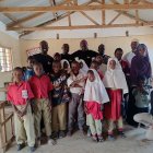 La voluntaria soriana Almudena Gómez, a la derecha, junto a varios alumnos de la escuela Mokowe School for the Mentally Disabled, en Lamu, Kenia.