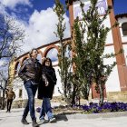 El alcalde, Carlos Martínez, junto a la concejala Ana Alegre, en la remodelada plaza de las Balsas.