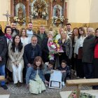 Lisinia sostiene un ramo de flores rodeada por los suyos.