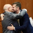 Francisco Igea y Luis Tudanca se abrazan, en una imagen de archivo, durante el último pleno del socialista en las Cortes de Castilla y León.