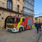Un camión de bomberos en la plaza Mayor de Soria.