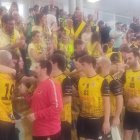 Los jugadores del Balonmano Soria saludan a sus aficionados tras ver trucando el ascenso a Plata.