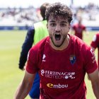 Moha celebra la clasificación del Teruel para la final en el campo del Atlético Baleares.