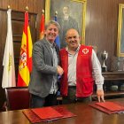El alcalde, Carlos Martínez, y el presidente de Cruz Roja, Eduardo Martínez.