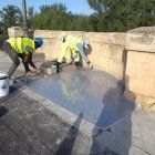 Operarios trabajando sorbe el puente de San Esteban.