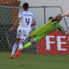 Kuda despeja un balón en una de sus intervenciones en el partido de Teruel.