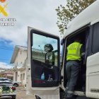 Un agente de la Guardia Civil inspecciona el tacógrafo de un camión.