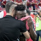 Góngora es consolado a la finalización del partido.