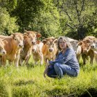 Rosana Romera junto a algunas de sus vacas.