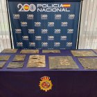 Placas sustraídas, algunas partidas en trozos.