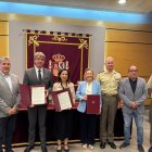 La ministra de Defensa, Margarita Robles, con el alcalde de Soria, Carlos Martínez.