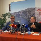 El director de Cáritas, Ricardo Martínez, junto al obispo, Abilio Martínez Varea. HDS