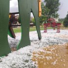Parque infantil en Soria capital cubierto por bolas de granizo.